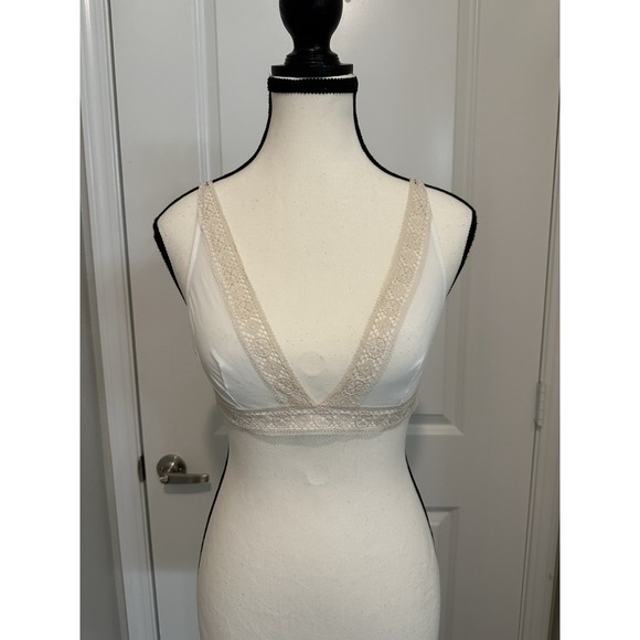 Victoria's Secret Bralette Size M Ivory Lace Trim Wireless‎ Deep V NWT - Picture 1 of 5